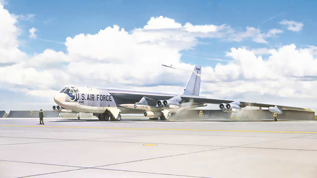 Italeri 1:72 US B-52G With Hound Dog Missiles - 1451_01