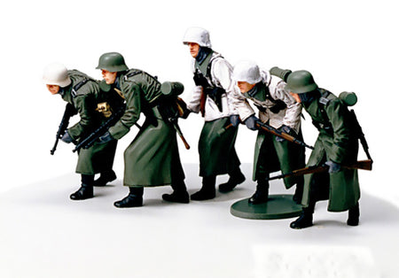 Tamia 1:35 35256 German Assault Infantry w/winter gear Plastic Model Kit